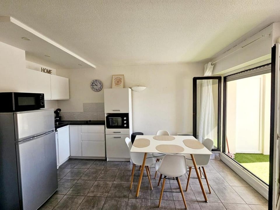 Kitchen or kitchenette, Dining area, oven, stove