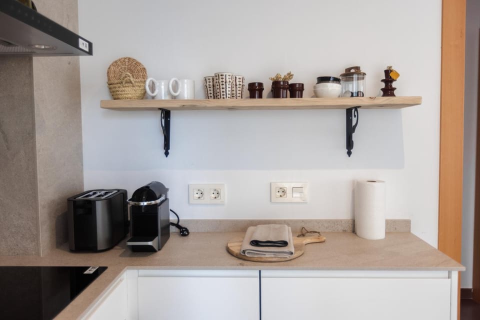 Coffee/tea facilities, Kitchen or kitchenette, stove, toaster, kitchen
