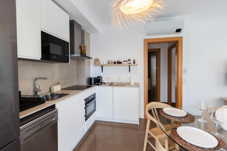 Coffee/tea facilities, Kitchen or kitchenette, Dining area, dishwasher, stove, toaster, kitchen
