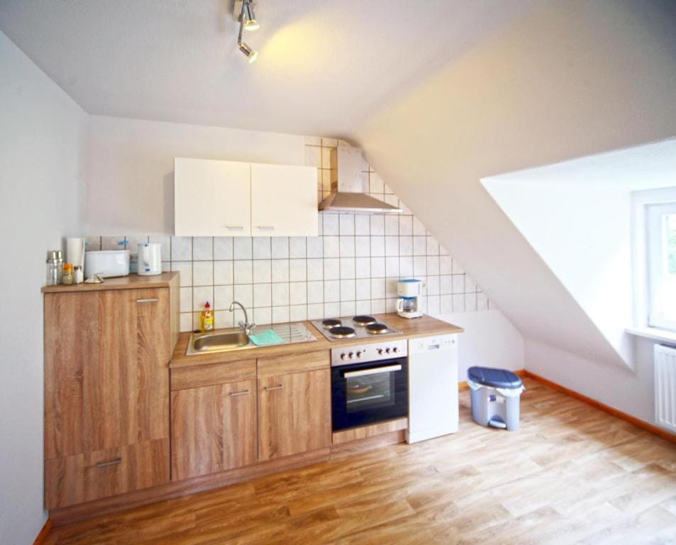 Coffee/tea facilities, Kitchen or kitchenette, dishwasher, stove, toaster