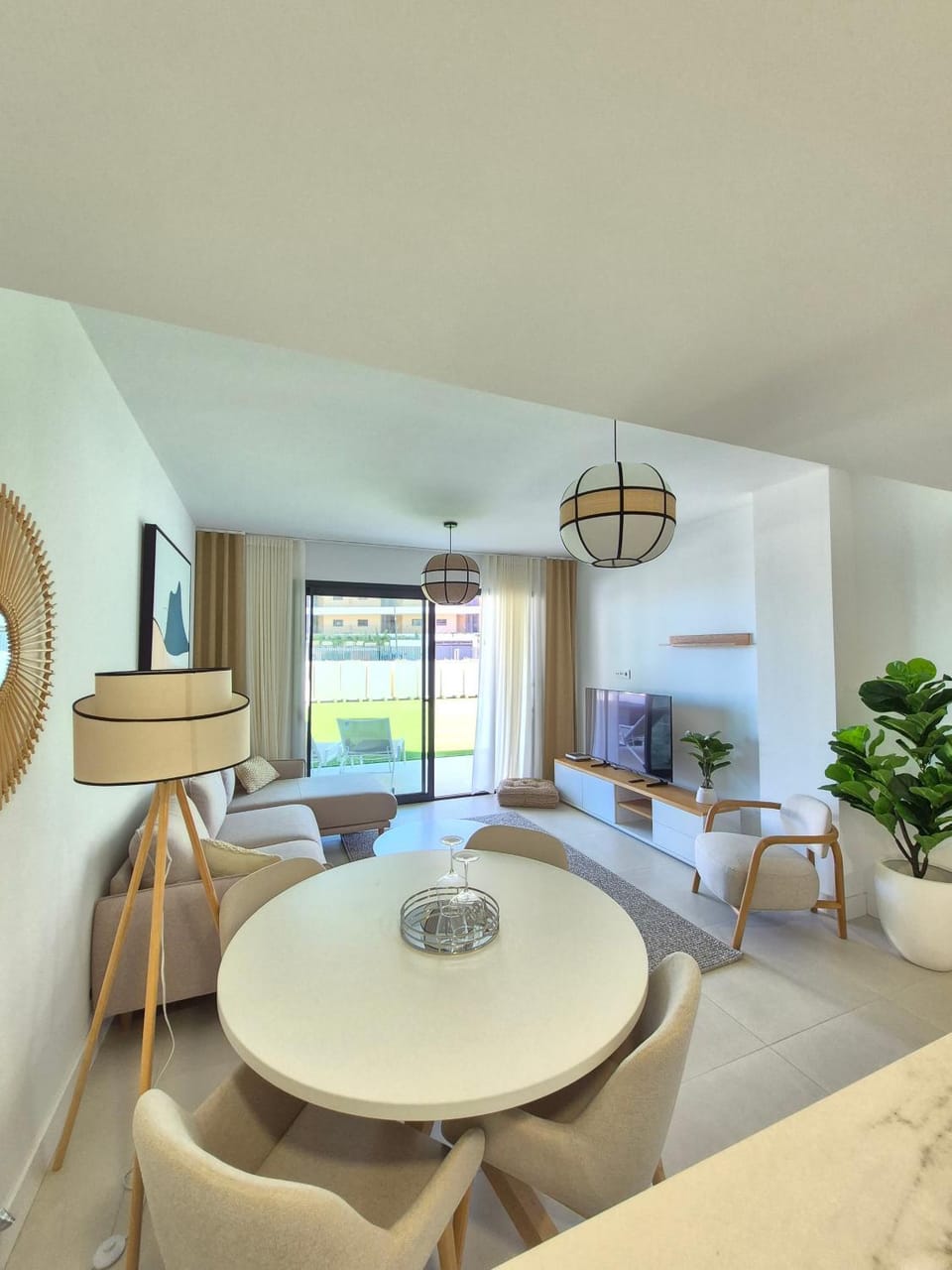 TV and multimedia, Living room, Seating area, Dining area