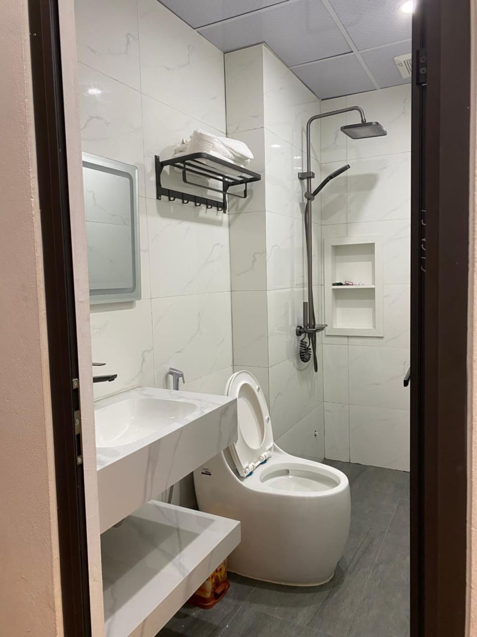 Shower, Toilet