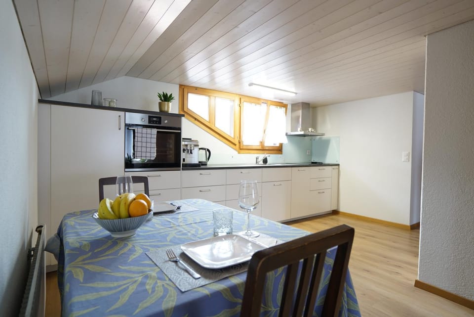 Coffee/tea facilities, Kitchen or kitchenette, Dining area, stove
