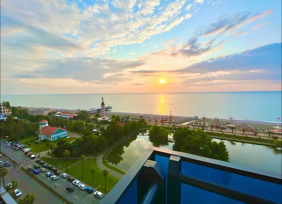 Nearby landmark, Day, Neighbourhood, Natural landscape, Bird's eye view, City view, Lake view, Sea view, Street view, Location, Sunrise, Sunset, Parking