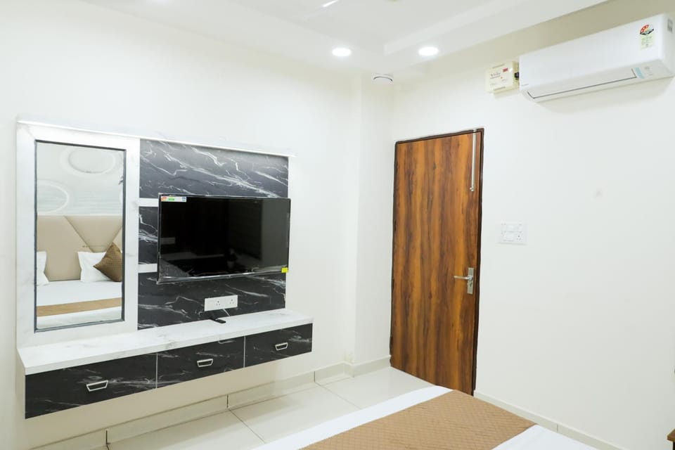 Bed, Bathroom, TV and multimedia, Photo of the whole room, Bedroom, air conditioner