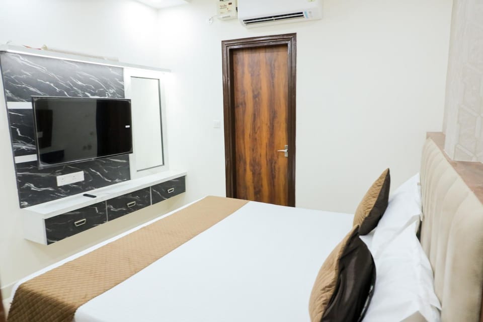 Bed, TV and multimedia, Photo of the whole room, Bedroom, wardrobe, air conditioner