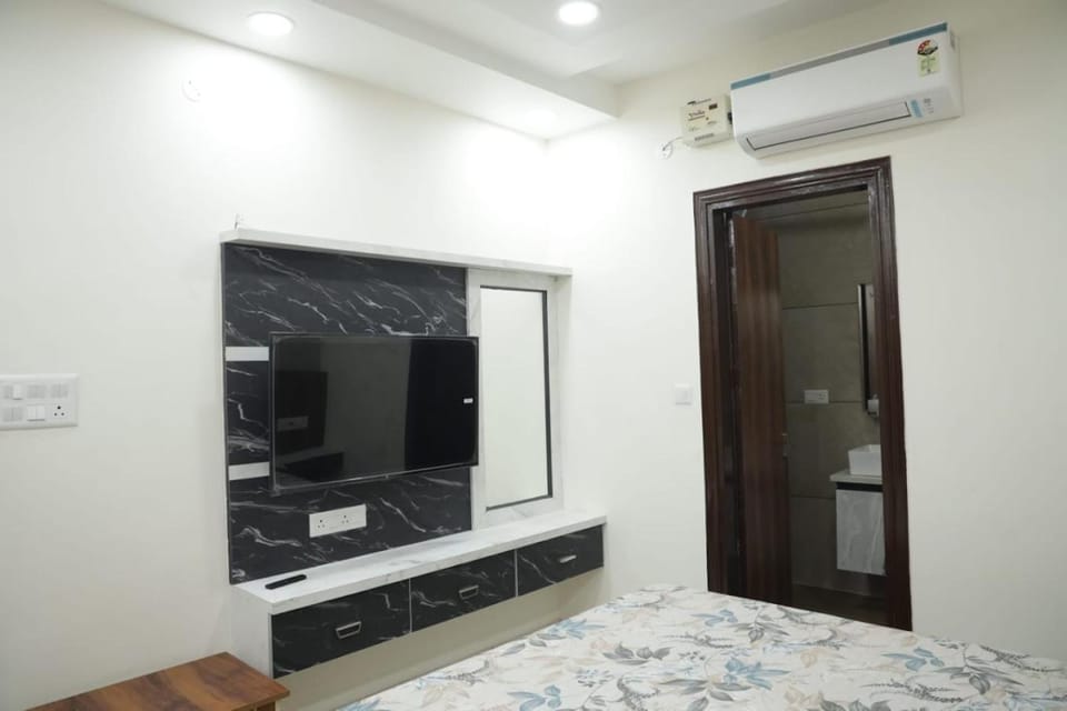 Bed, TV and multimedia, Photo of the whole room, Bedroom, air conditioner