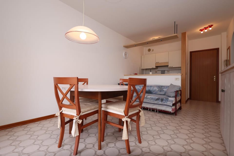 Dining area, pet friendly