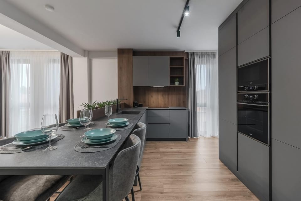 Kitchen or kitchenette, Dining area