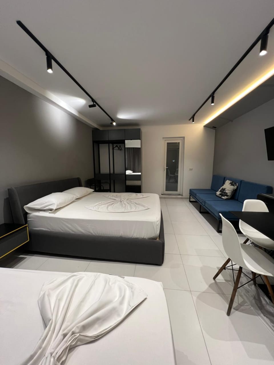 Bed, TV and multimedia, Photo of the whole room, Bedroom, towels, air conditioner
