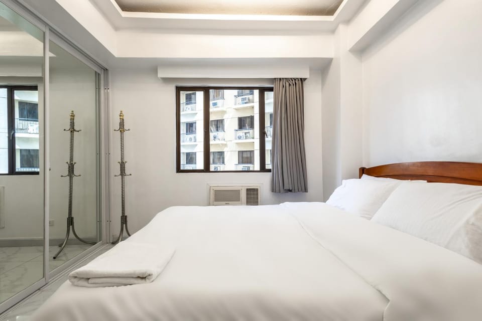 Forbeswood Heights BGC suite near st Lukes Apartment in Makati