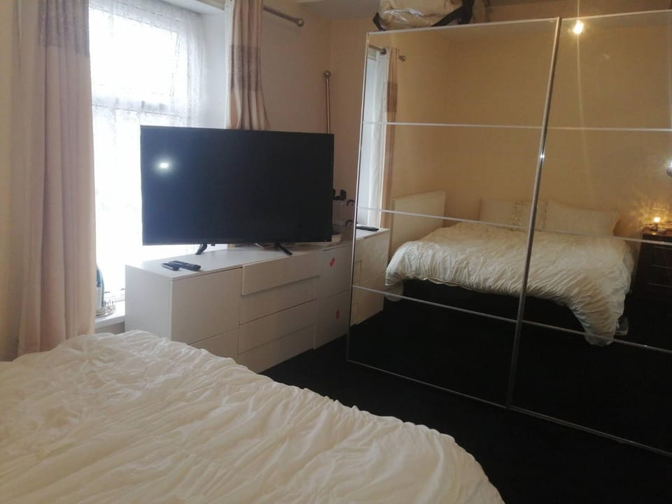 Communal lounge/ TV room, Bed, TV and multimedia, Bedroom