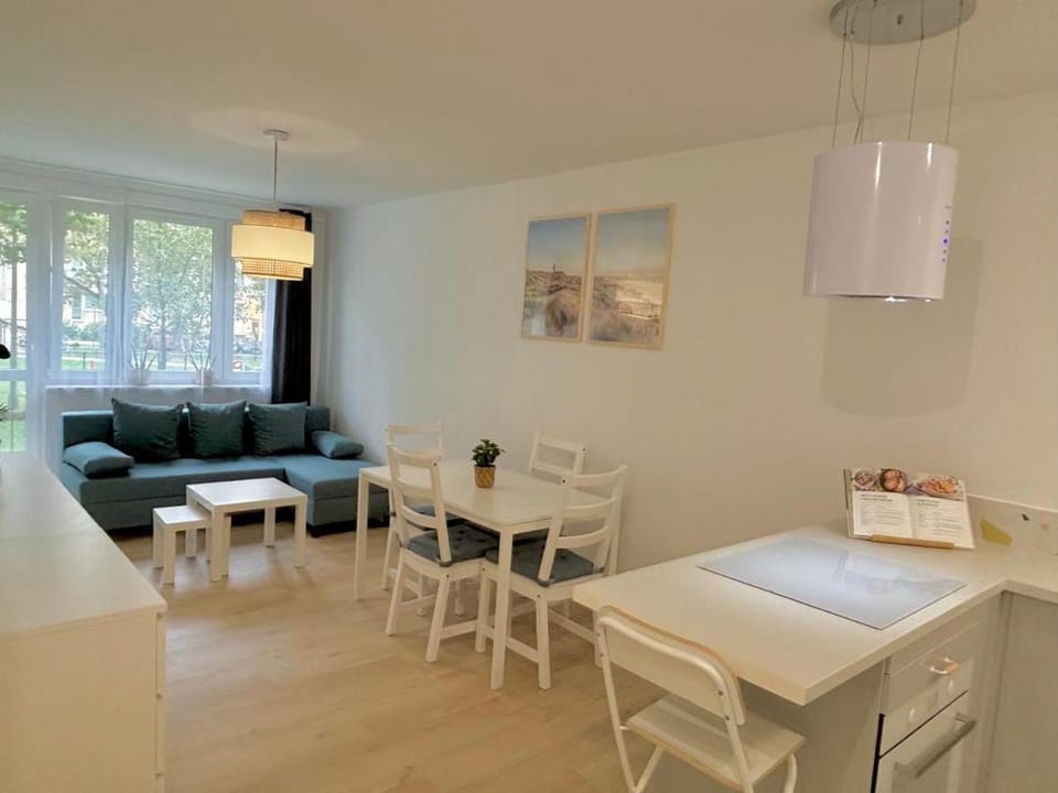 Kitchen or kitchenette, Living room, Seating area, Dining area