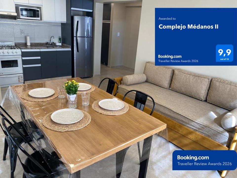 Kitchen or kitchenette, Living room, Seating area, Dining area, oven, pet friendly, stove