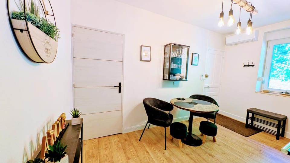 Dining area, Meals