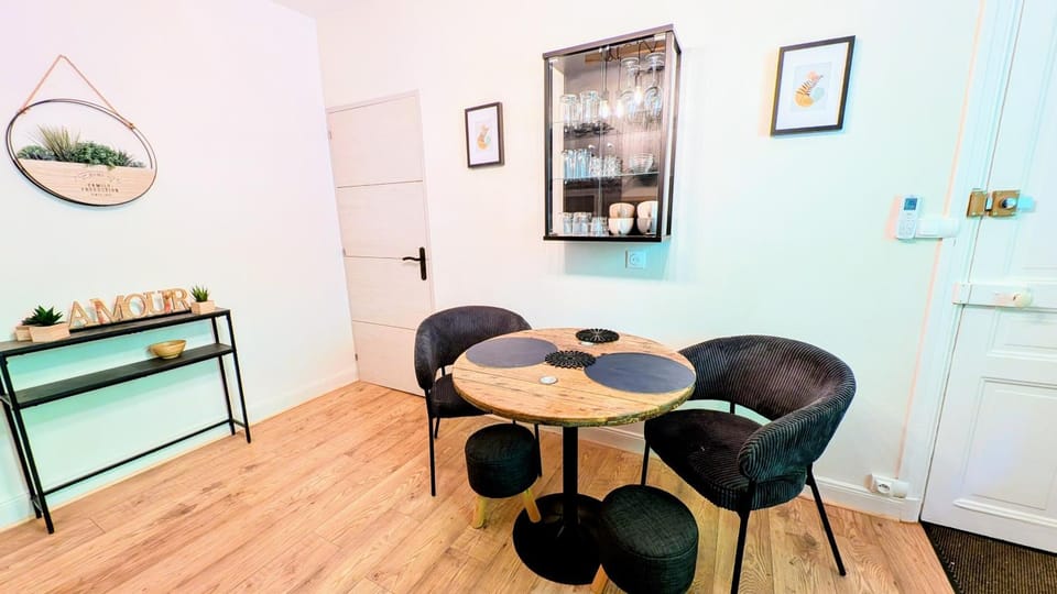 Dining area, Meals