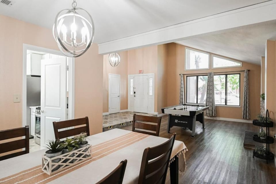 Seating area, Dining area