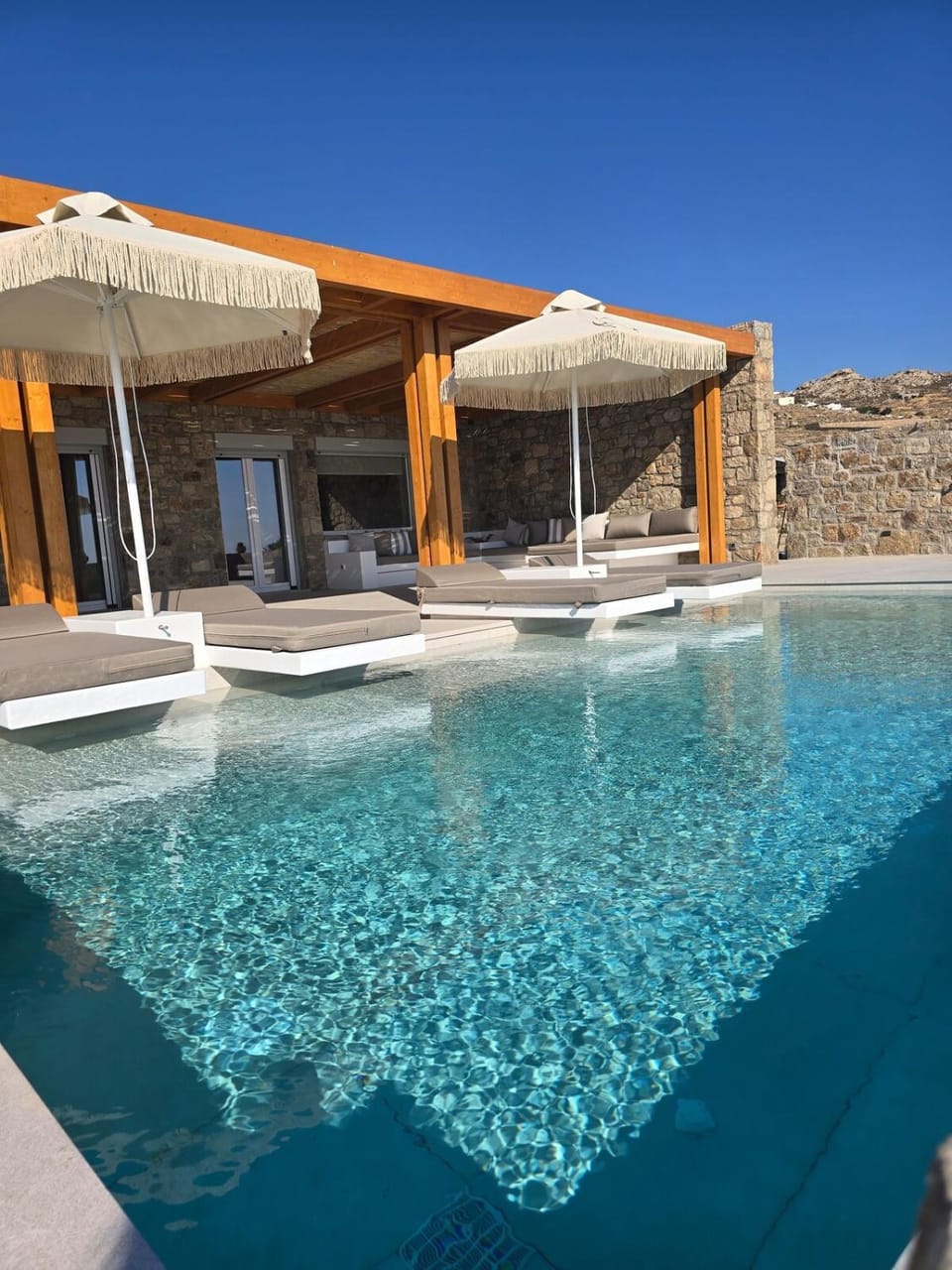Property building, Patio, Day, Pool view, Swimming pool, sunbed