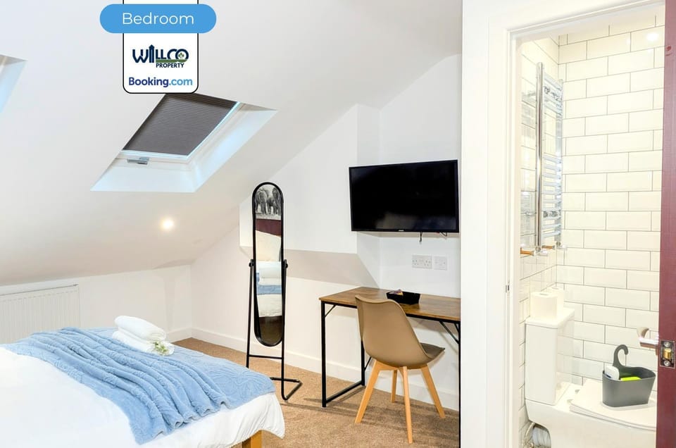 Bed, Bedroom, Text overlay, towels