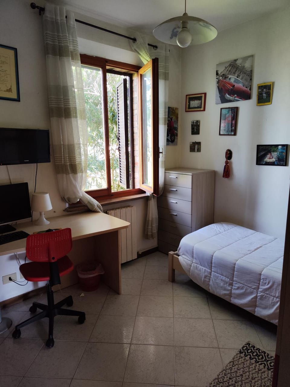 Bed, Photo of the whole room, Seating area, Bedroom