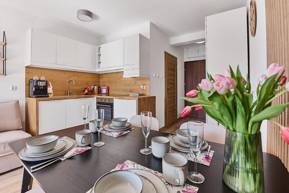 Kitchen or kitchenette, Food and drinks, Dining area, stove