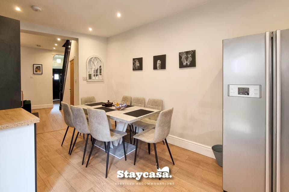 Rustic Ebony Suite with Free Parking House in Manchester