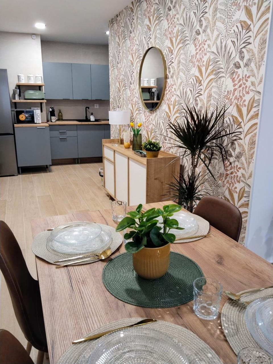 Kitchen or kitchenette, Dining area