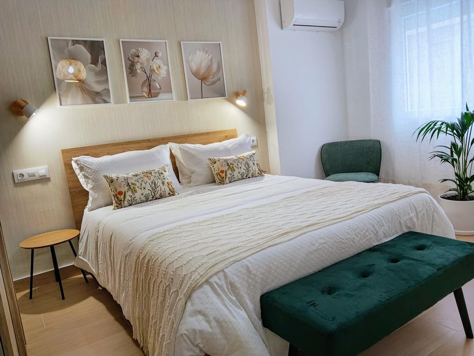 Photo of the whole room, Bedroom