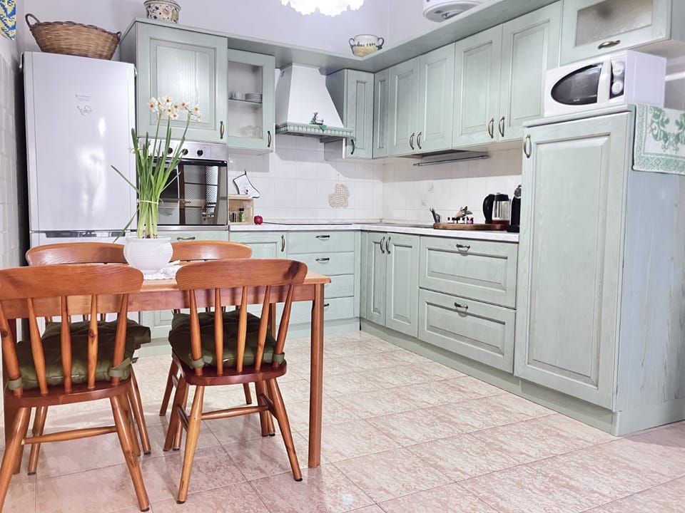 Coffee/tea facilities, Kitchen or kitchenette, Dining area, oven, stove