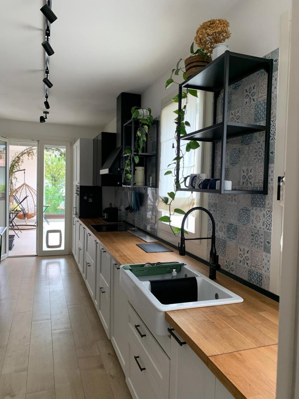 Kitchen or kitchenette, dishwasher, stove