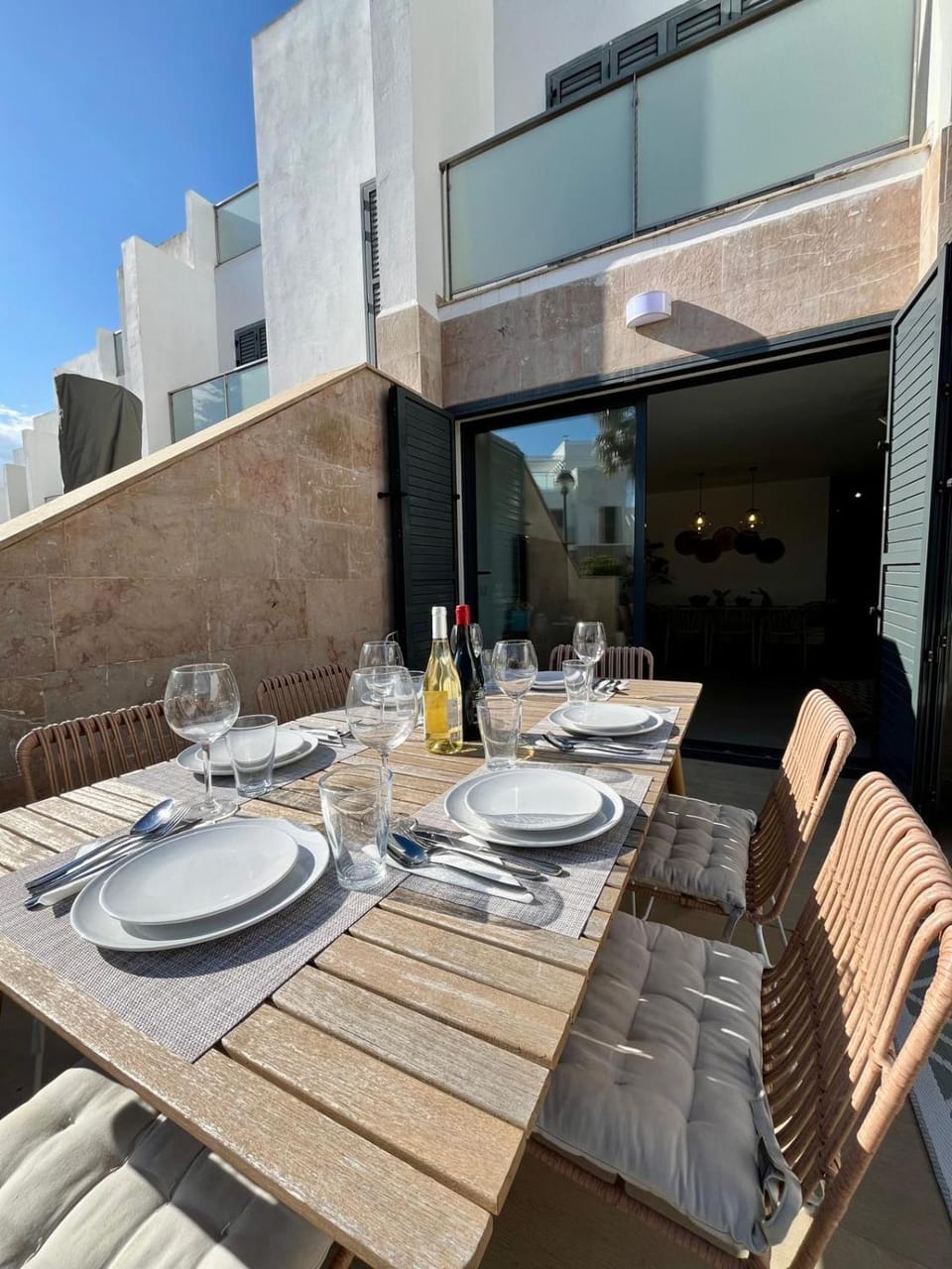 Patio, Day, View (from property/room), Balcony/Terrace, Living room, Food and drinks, Seating area, Dining area, Food