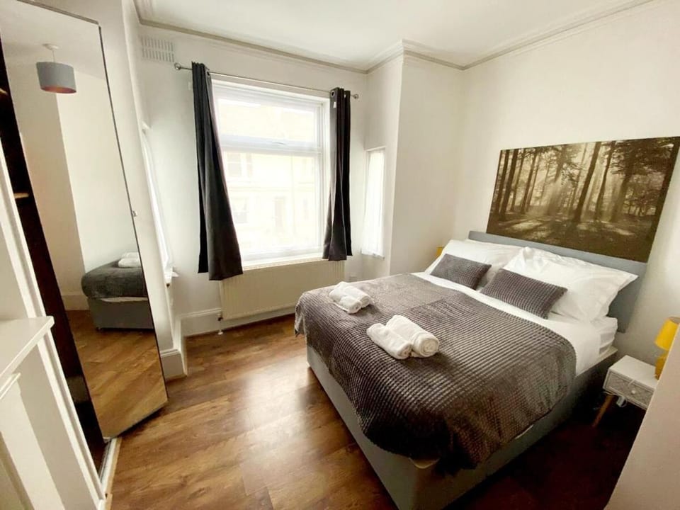 Evo Green Gravesend 2 bed Apartment, 2 mins Station, Town Centre Apartment in Gravesend