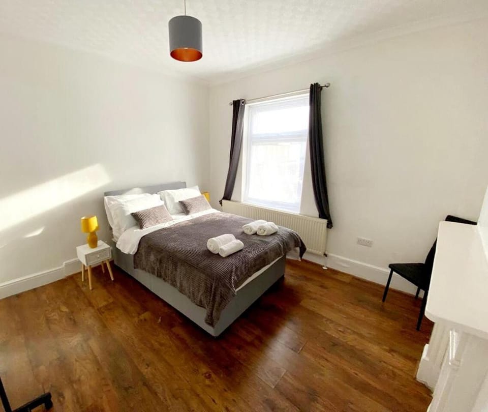 Evo Green Gravesend 2 bed Apartment, 2 mins Station, Town Centre Apartment in Gravesend