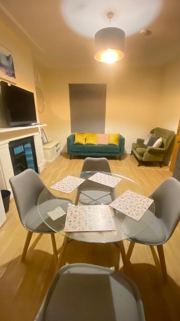 Evo Green Gravesend 2 bed Apartment, 2 mins Station, Town Centre Apartment in Gravesend