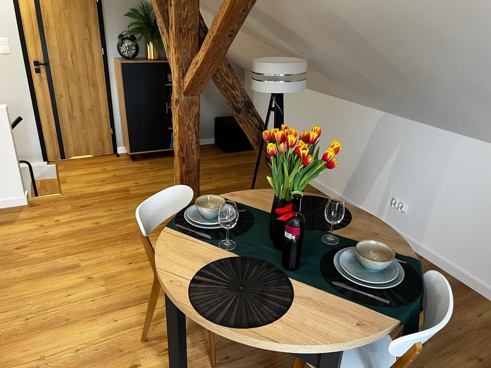 Coffee/tea facilities, Kitchen or kitchenette, Living room, Seating area, Dining area