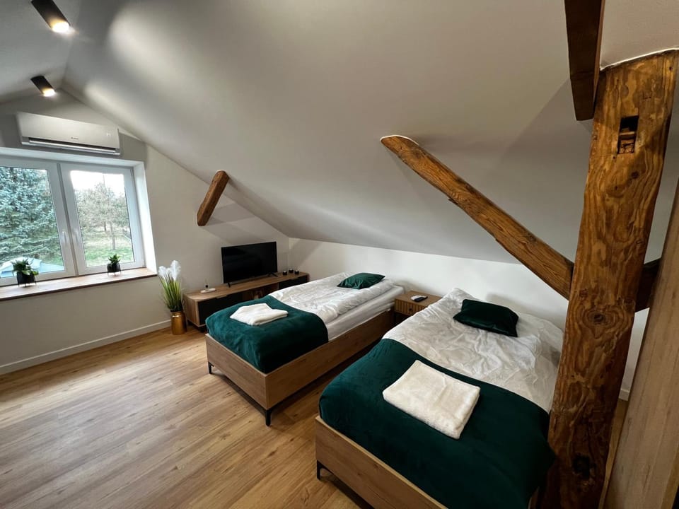 Bed, TV and multimedia, Photo of the whole room, Bedroom, towels