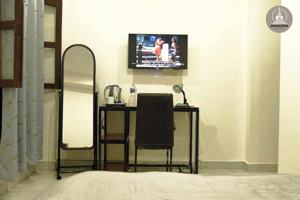 Shower, Bathroom, TV and multimedia, Seating area