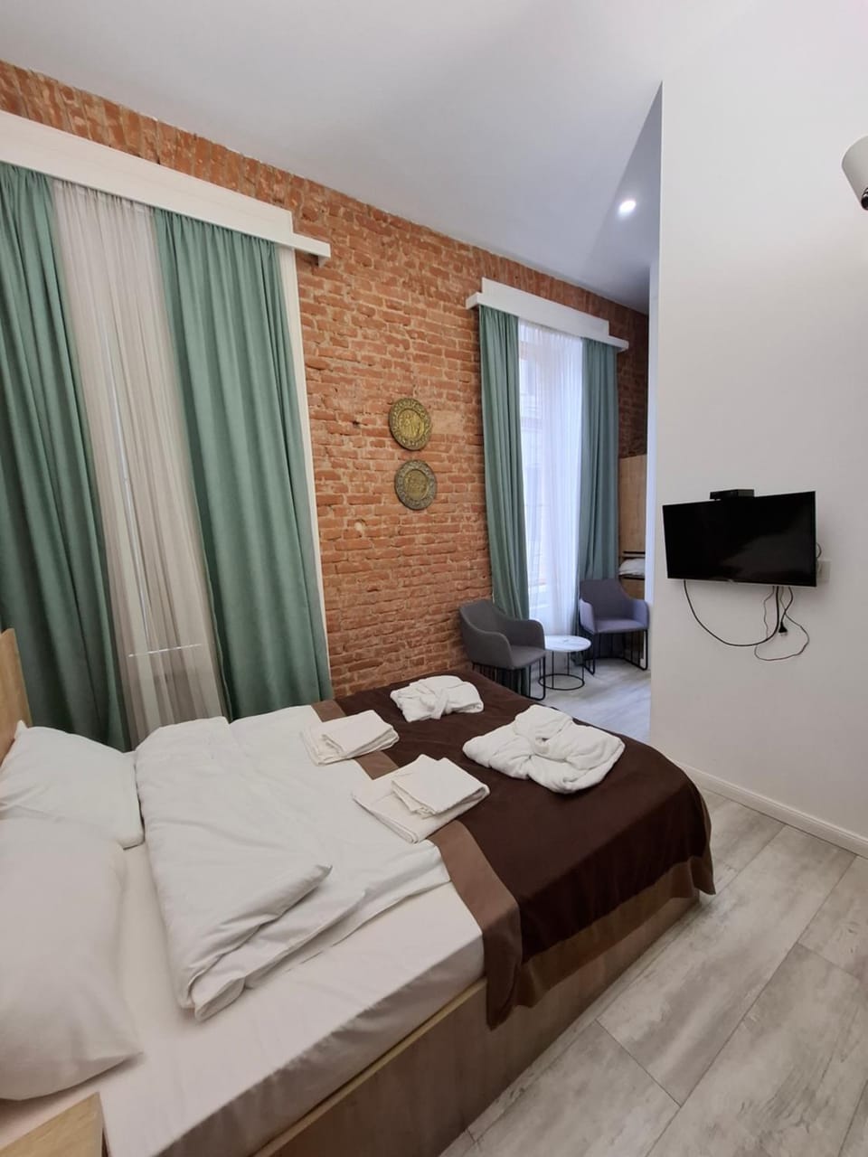 Bed, TV and multimedia, Photo of the whole room, Bedroom, towels