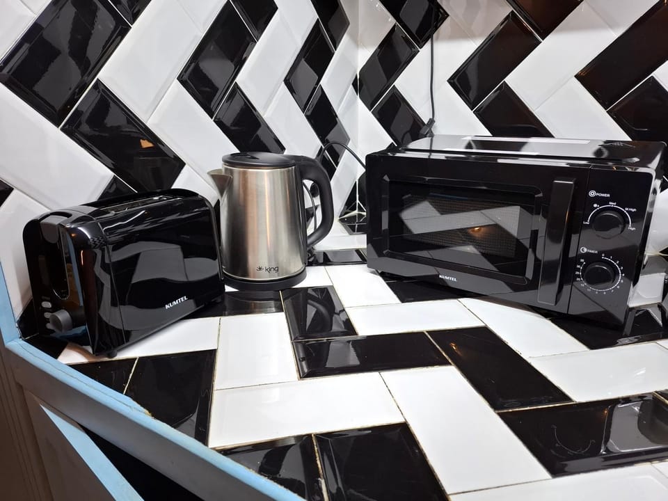 Coffee/tea facilities, Kitchen or kitchenette, Kitchen or kitchenette, microwave, toaster