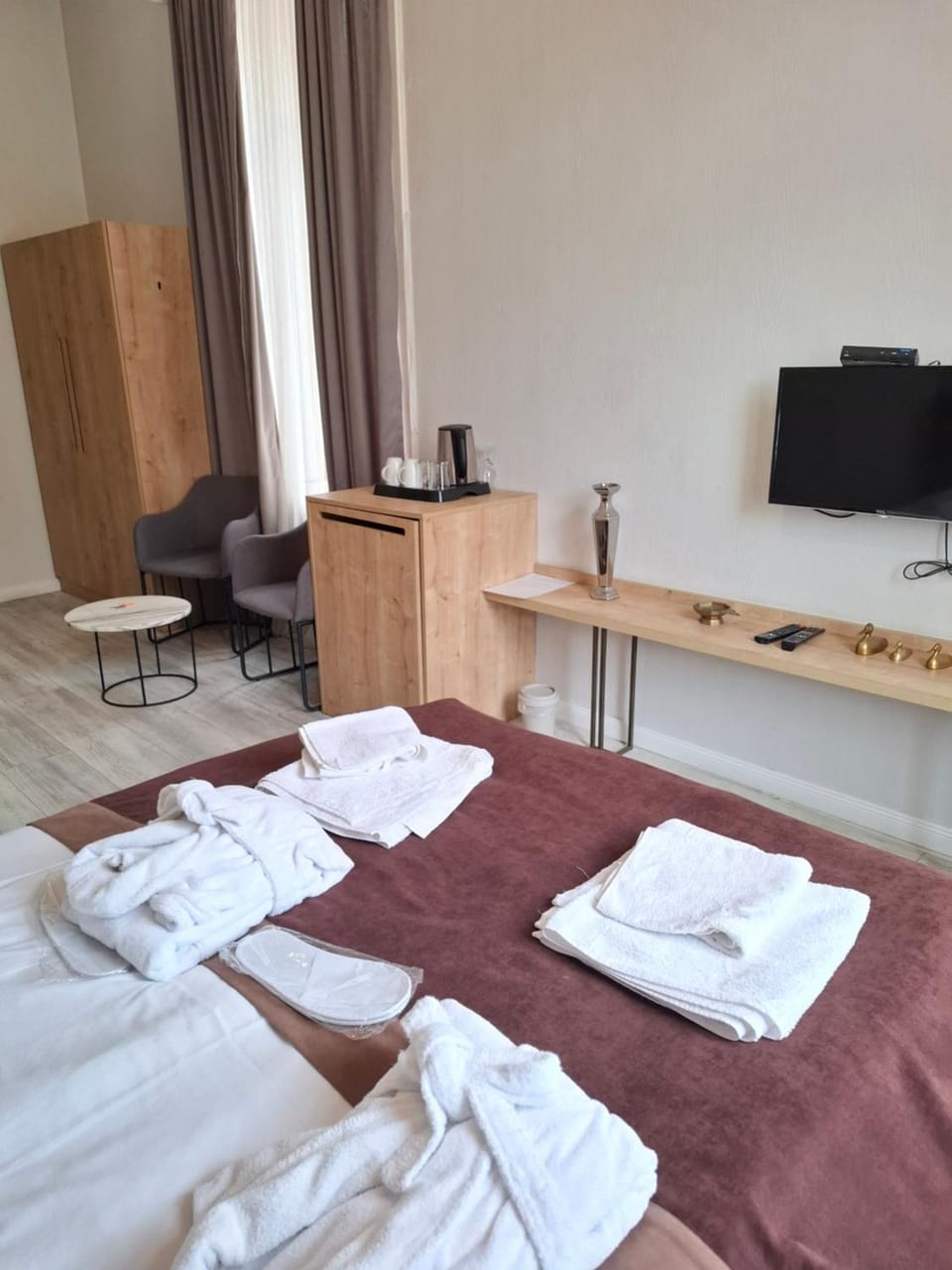 Bed, TV and multimedia, Photo of the whole room, Bedroom, towels, wardrobe