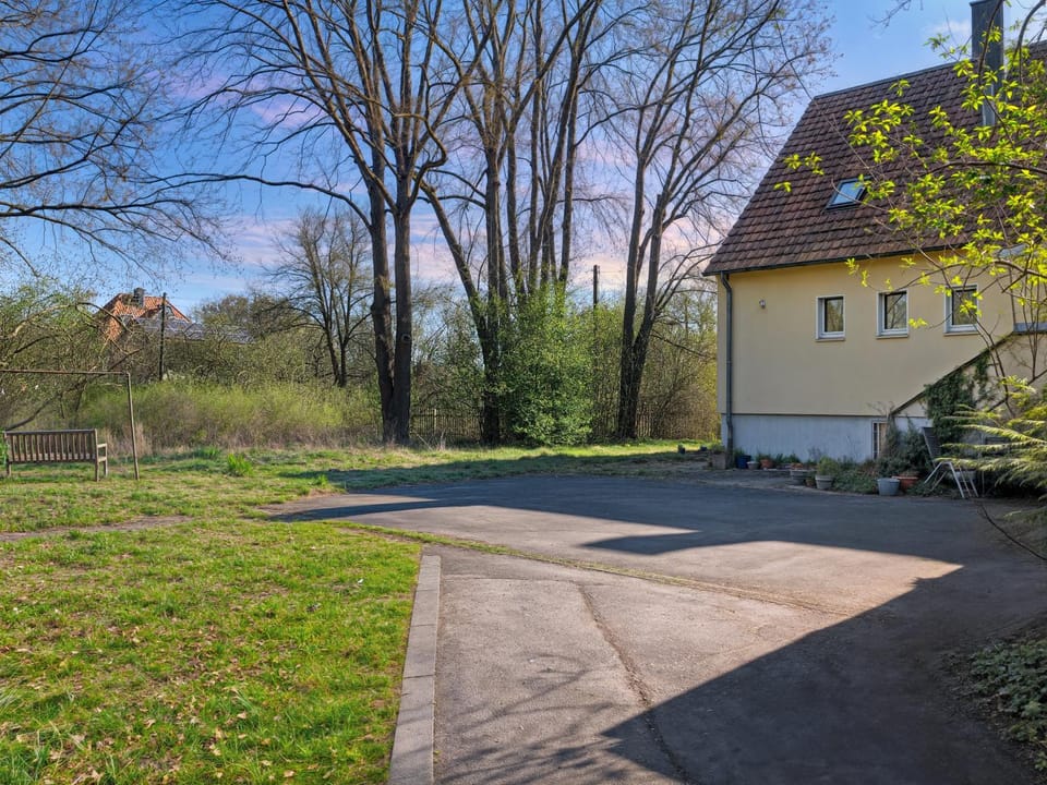 Property building, Spring, Day, Natural landscape, Garden, Garden view, Parking