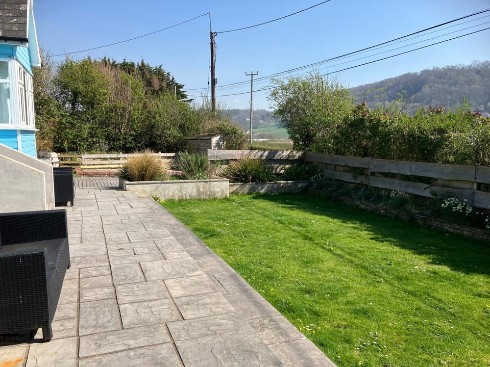 Blue Lodge - by the sea, sauna, BBQ, private garden and parking House in Tirymynach