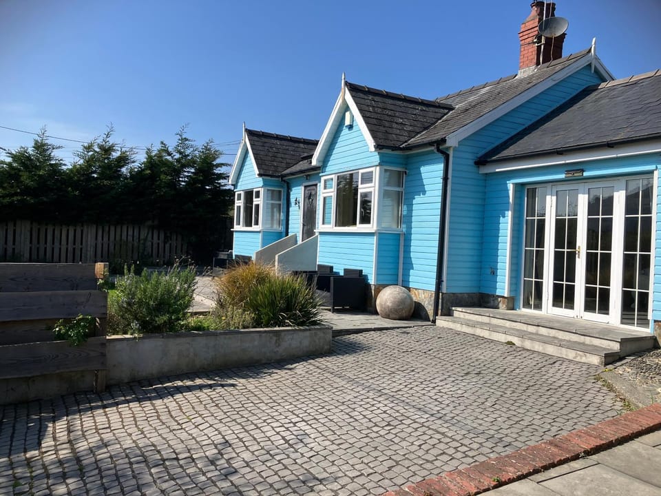 Blue Lodge - by the sea, sauna, BBQ, private garden and parking House in Tirymynach