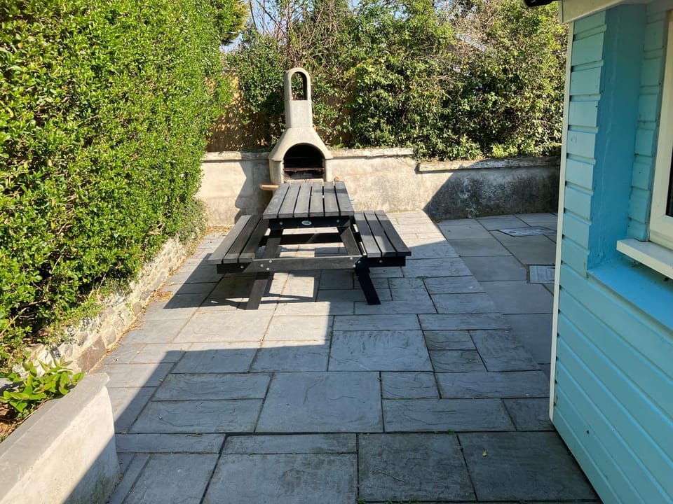 Blue Lodge - by the sea, sauna, BBQ, private garden and parking House in Tirymynach