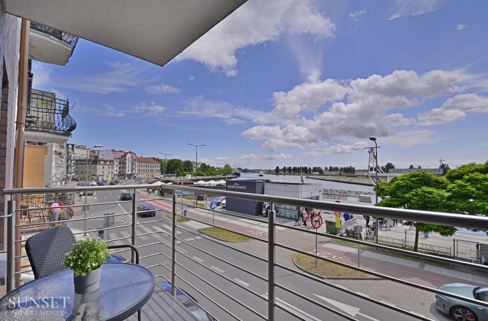 Property building, Patio, Day, Natural landscape, View (from property/room), Balcony/Terrace, City view, River view, Location