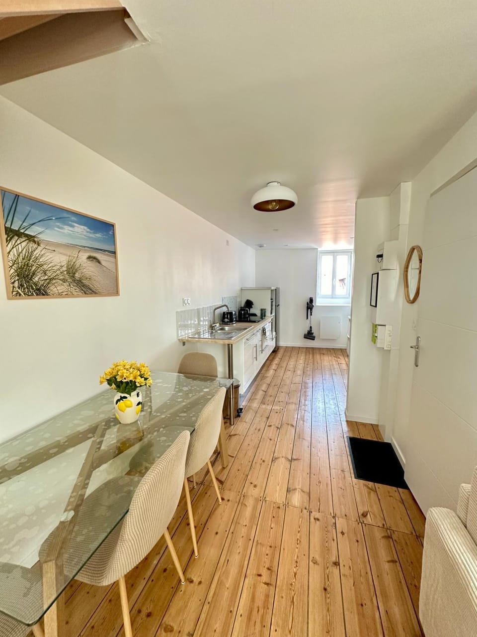 Kitchen or kitchenette, Dining area