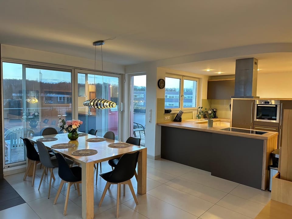 Kitchen or kitchenette, Food and drinks, Dining area, minibar, stove, toaster