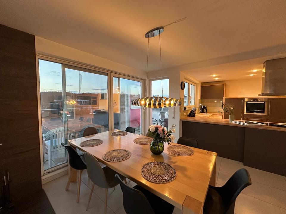 Kitchen or kitchenette, Dining area, stove