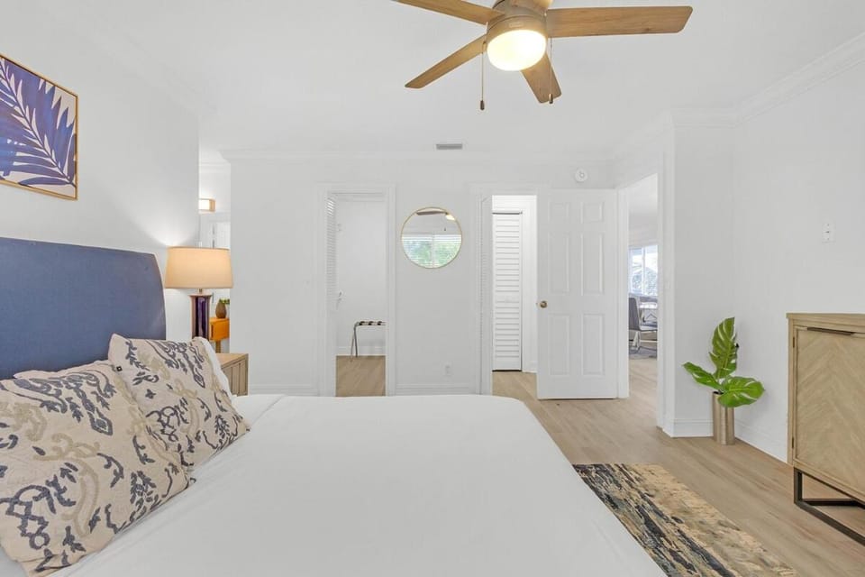 Photo of the whole room, Bedroom