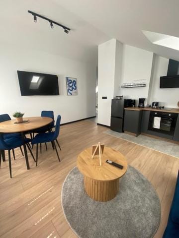 Communal lounge/ TV room, Kitchen or kitchenette, Dining area, oven